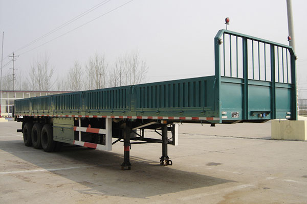 山東欄板式半掛車