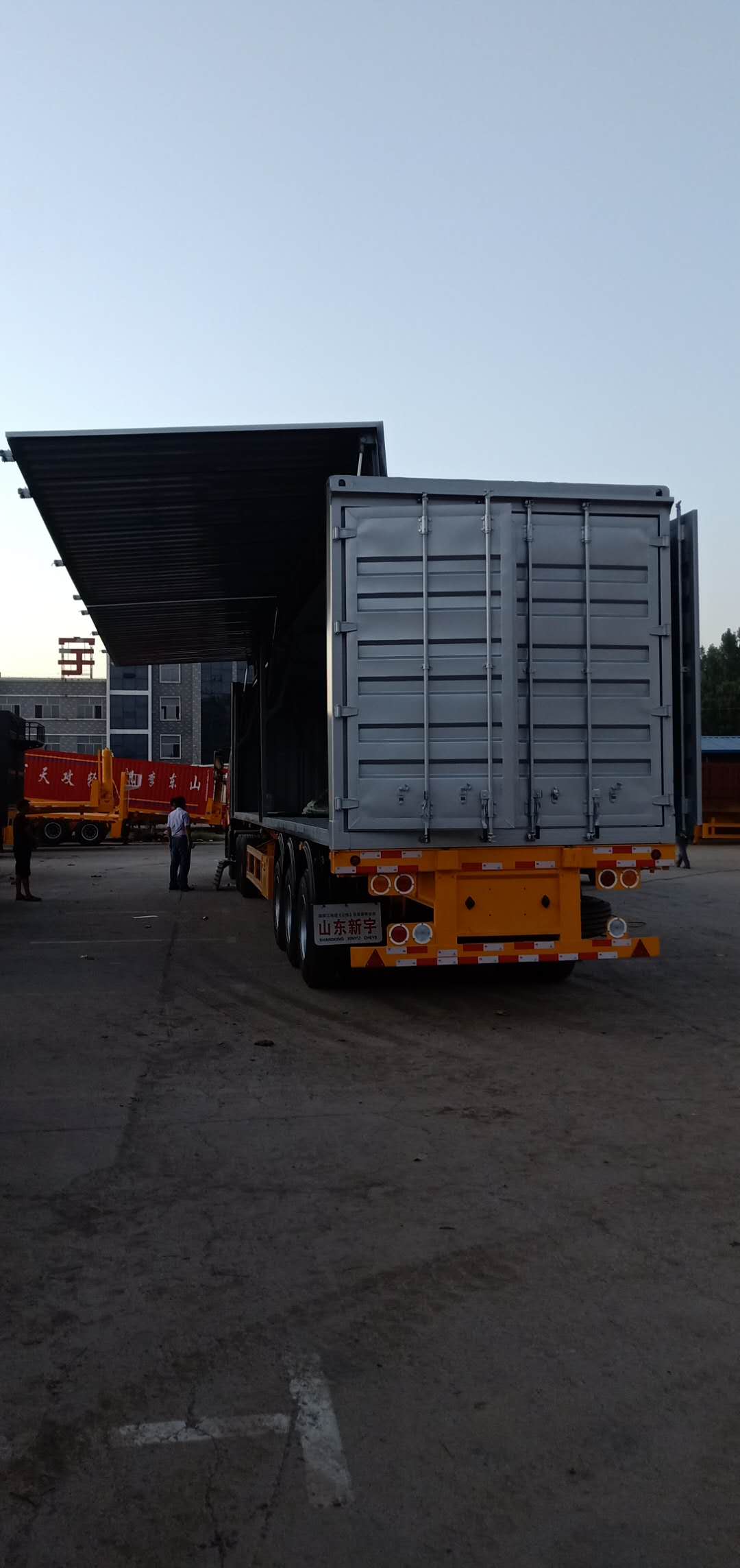 梁山展翼式半掛車